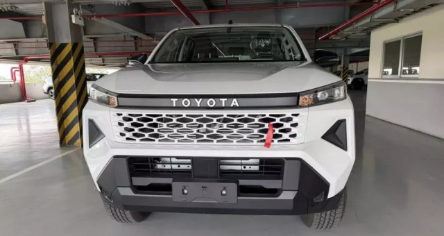 Chi tiết Toyota Hilux 2026 bản số sàn vừa ra mắt Việt Nam: Giá dễ tiếp cận, trang bị tối giản